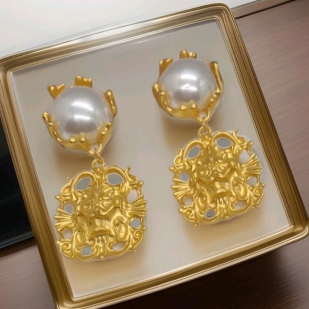 Vintage Lion Head French Palace Style Pearl Gold Pendant Clip On Earrings